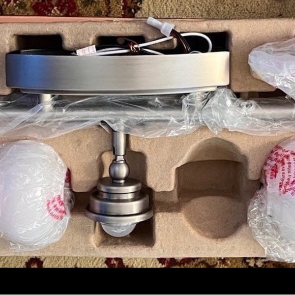 Three light Ceiling Track Light - Picture 4 of 5